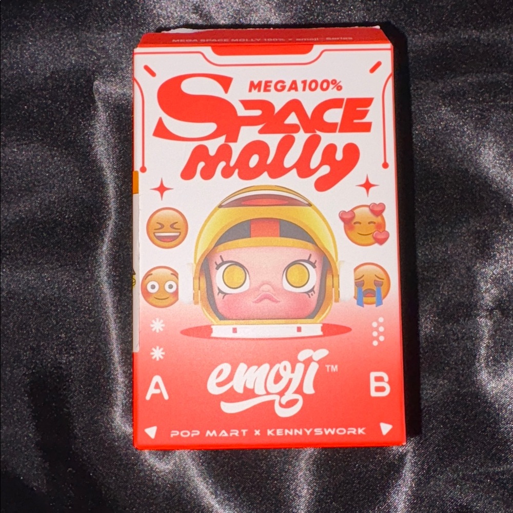 POP MART Mega Space Molly Emoji 100% - Confession - Picture 3 of 10